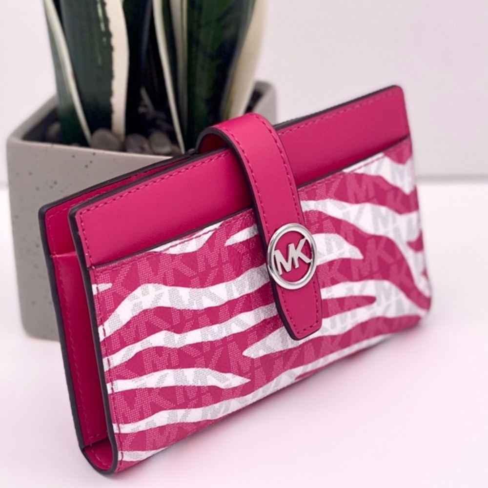 Michael Kors Greenwich Medium
Signature Logo Wallet Dragonfruit
Multi